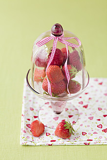 Erdbeeren in Glasschale, Nahaufnahme - ECF000037