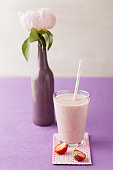 Glas Erdbeer-Smoothie mit Peonie, Nahaufnahme - ECF000039