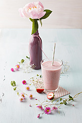 Glas Erdbeer-Smoothie mit Kornblumenblüten - ECF000041