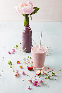 Glas Erdbeer-Smoothie mit Kornblumenblüten - ECF000041