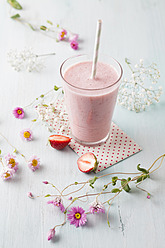 Glas Erdbeer-Smoothie mit Kornblumenblüten - ECF000042