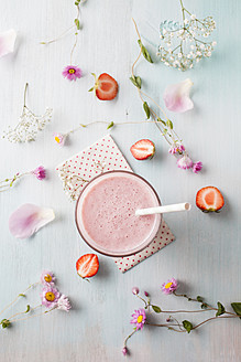 Glas Erdbeer-Smoothie mit Kornblumenblüten - ECF000043