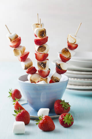 Marshmallow- und Erdbeerspieße in Schale, lizenzfreies Stockfoto