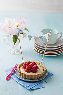 Teller mit Himbeerkuchen und Vanillecreme - ECF000051