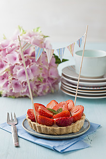 Teller mit Himbeerkuchen und Vanillecreme - ECF000054