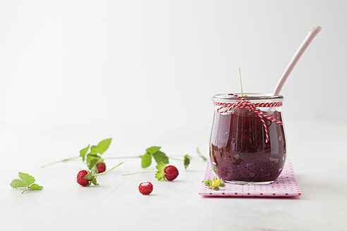 Glas Walderdbeermarmelade mit Löffel auf weißem Hintergrund - ECF000084