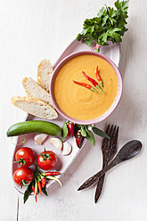 Schale mit Gazpacho, Brot, Tomaten und Chilis auf dem Tablett - ECF000094