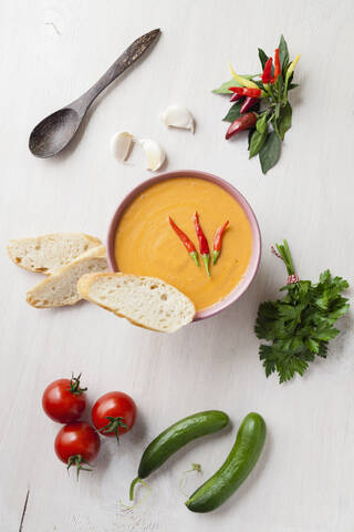 Schale Gazpacho mit Brot, Tomaten, Chilis und Gurke auf dem Tablett, lizenzfreies Stockfoto