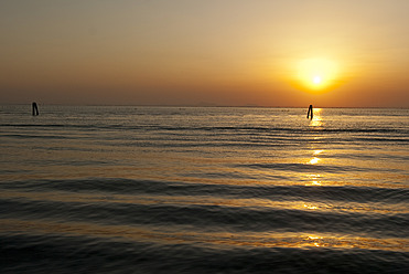 Italien, Venetien, Pellestrina, Blick auf die Lagune bei Sonnenuntergang - KAF000006