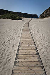 Italien, Sardinien, Carbonia, Blick auf Strandpromenade am Strand - KAF000008