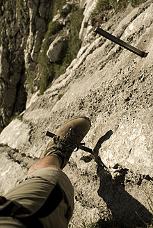 Deutschland, Bayern, Mann beim Bergsteigen - KAF000018