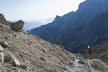 Deutschland, Bayern, Mann beim Bergsteigen - KAF000024