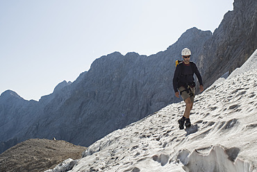 Deutschland, Bayern, Mann beim Bergsteigen - KAF000019