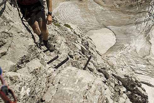 Deutschland, Bayern, Mann beim Bergsteigen - KAF000028