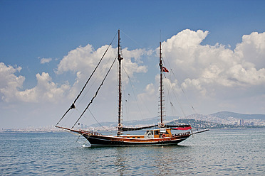 Turkey, View of sailing boat at coast of Princes Islands - FLF000139