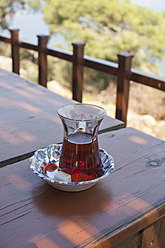 Türkisch, Ein Glas türkischer Tee - FLF000140