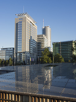 Deutschland, Nordrhein-Westfalen, Essen, Blick auf die Skyline - HHEF000010