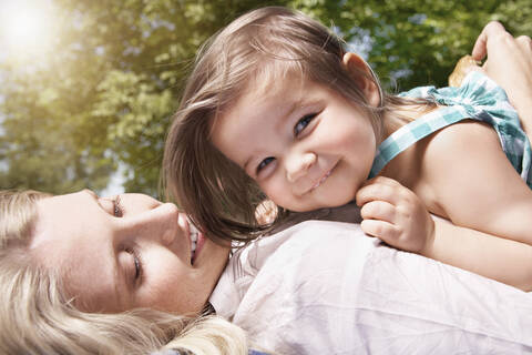Deutschland, Köln, Mutter und Tochter lächelnd, Nahaufnahme, lizenzfreies Stockfoto