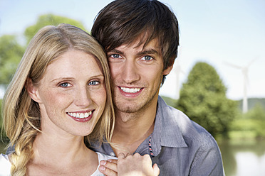 Germany, Cologne, Young couple smiling, portrait - PDYF000054