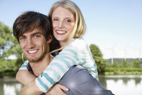 Deutschland, Köln, Junges Paar umarmt, lächelnd, Porträt, lizenzfreies Stockfoto