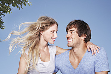 Germany, Cologne, Young couple embracing, smiling - PDYF000081