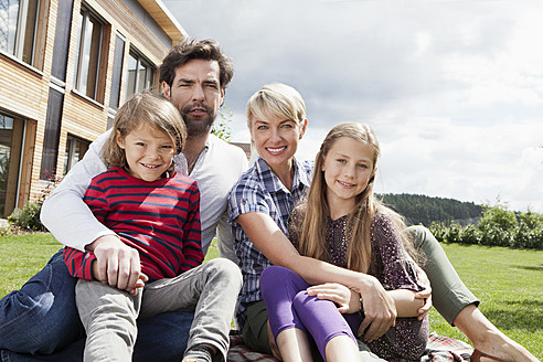 Deutschland, Bayern, Nürnberg, Porträt einer Familie vor einem Haus - RBYF000114