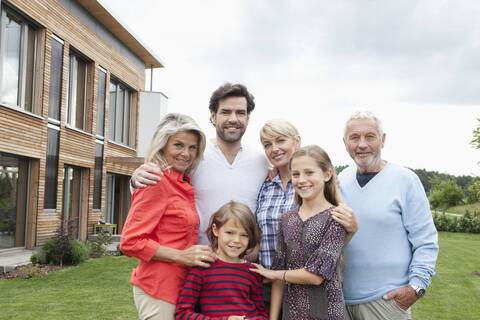 Deutschland, Bayern, Nürnberg, Porträt einer Familie vor einem Haus, lizenzfreies Stockfoto
