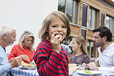 Deutschland, Bayern, Nürnberg, Familiengrillen im Garten - RBYF000123