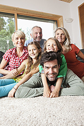 Deutschland, Bayern, Nürnberg, Porträt einer Familie im Wohnzimmer - RBYF000146