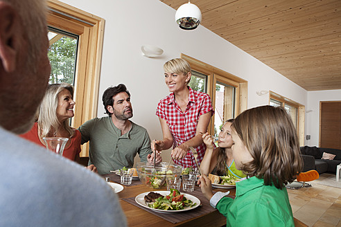 Deutschland, Bayern, Nürnberg, Familie beim gemeinsamen Mittagessen - RBYF000149