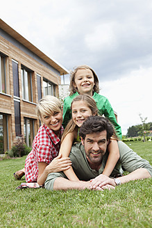 Deutschland, Bayern, Nürnberg, Porträt einer Familie vor einem Haus - RBYF000158