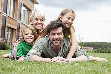 Deutschland, Bayern, Nürnberg, Porträt einer Familie vor einem Haus - RBYF000160