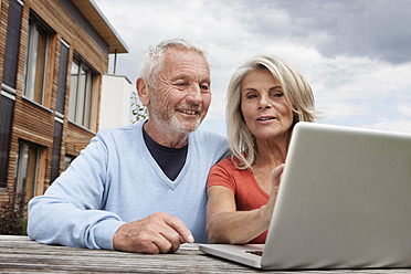 Germany, Bavaria, Nuremberg, Senior couple using laptop - RBYF000164