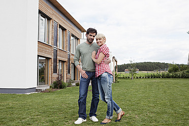 Germany, Bavaria, Nuremberg, Mature couple smiling, portrait - RBYF000174