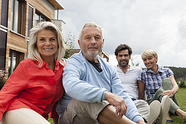 Deutschland, Bayern, Nürnberg, Porträt einer Familie vor einem Haus sitzend - RBYF000212