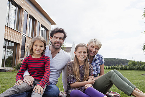 Deutschland, Bayern, Nürnberg, Porträt einer Familie vor einem Haus - RBYF000217