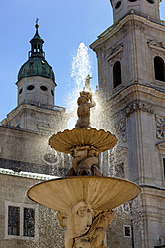 Österreich, Salzburg, Blick auf den Salzburger Dom und den Residenzbrunnen - EJWF000027