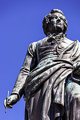 Österreich, Salzburg, Blick auf die Mozart-Statue - EJWF000030