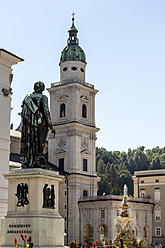 Österreich, Salzburg, Blick auf den Mozartplatz und die Mozart-Statue, im Hintergrund der Salzburger Dom - EJWF000031