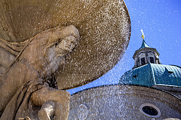 Österreich, Salzburg, Blick auf Statue, Salzburger Dom im Hintergrund - EJWF000033