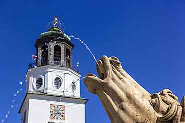 Österreich, Salzburg, Blick auf den Residenzbrunnen - EJWF000034