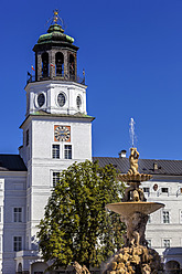 Österreich, Salzburg, Blick auf den Residenzbrunnen - EJWF000035