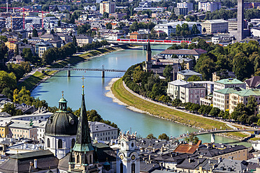 Österreich, Salzburg, Blick von der Festung der Stadt Hohensalzburg über die Salzach - EJWF000039