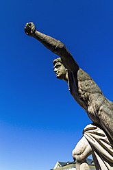 Österreich, Salzburg, Blick auf die Statue im Mirabell-Garten - EJWF000052