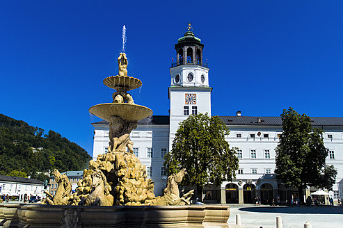 Österreich, Salzburg, Blick auf Residenzplatz und Brunnen - EJWF000058