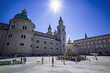 Österreich, Salzburg, Tourist am Residenzplatz und Brunnen - EJWF000059