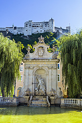 Österreich, Salzburg, Blick auf die Kapitelschwemme, im Hintergrund die Festung Hohensalzburg - EJWF000060