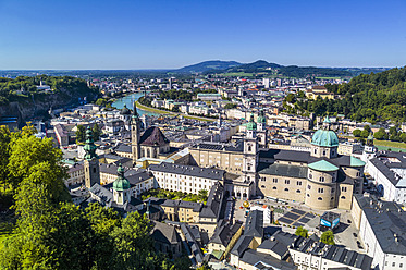 Österreich, Salzburg, Blick von der Festung auf die Stadt Hohensalzburg und den Salzburger Dom - EJWF000061