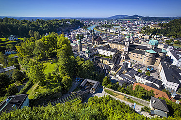 Österreich, Salzburg, Blick von der Festung auf die Stadt Hohensalzburg und den Salzburger Dom - EJWF000062