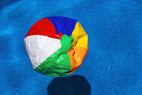 Österreich, linz, Zerbrochener Strandball schwimmt im Schwimmbad - EJWF000069